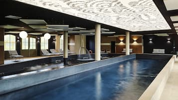 Piscine couverte, parasols de plage, chaises longues