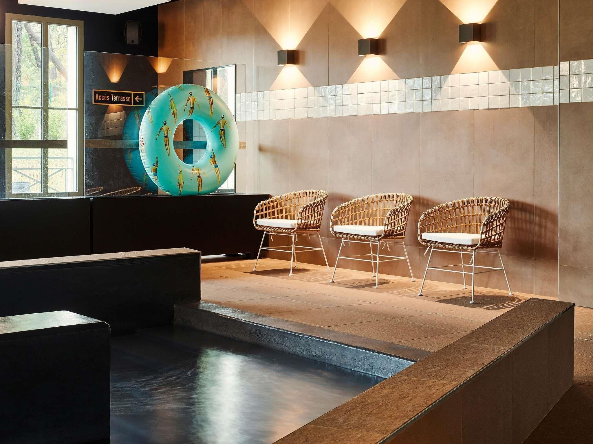 Piscine couverte, parasols de plage, chaises longues