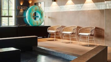 Piscine couverte, parasols de plage, chaises longues