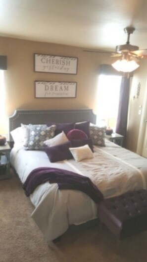 4 soverom, skrivebord, strykejern/-brett og reiseseng for barn