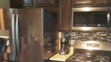Refrigerador, microondas, horno, placa de cocina