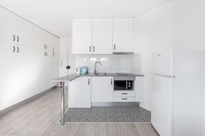 Kylskåp, mikrovågsugn, kaffe- och tebryggare och brödrost