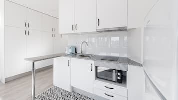 Kühlschrank, Mikrowelle, Wasserkocher mit Kaffee-/Teezubehör, Toaster