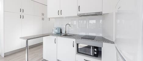 冰箱、微波炉、茶具/咖啡用具、烤面包机