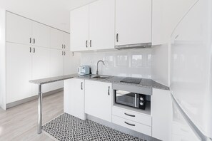 Køleskab, mikrobølgeovn, kaffe-/temaskine, brødrister