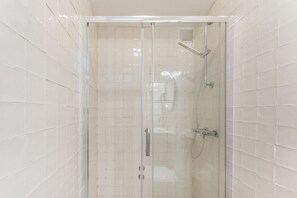 Een douche, een haardroger, handdoeken