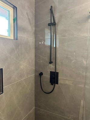 Een douche, een haardroger, handdoeken, zeep