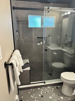 Douche, sèche-cheveux, serviettes fournies, savon