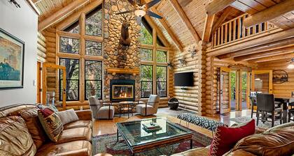 Luxury Verde River Lodge w/ Hot Tub, Pizza Oven, Game Room, Bar & Fire Pit