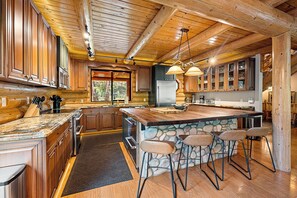 Kylskåp, mikrovågsugn, ugn och spishäll