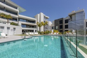 Alberca techada y camastros 