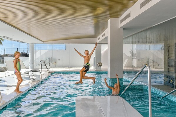 Piscine couverte, chaises longues