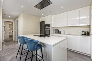 Réfrigérateur, micro-ondes, four, lave-vaisselle