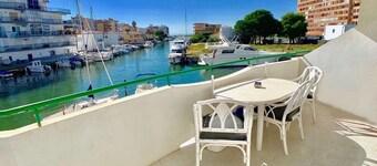 ROMANTIC STUDIO with large terrace in front of swimming pool and canal, bicycle parking