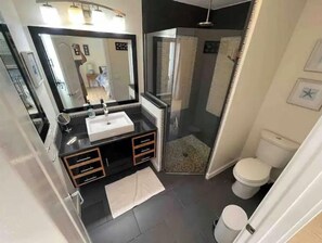 Combined shower/bathtub, hair dryer, towels, soap