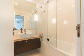 Badewanne, Haartrockner, Handtücher, Toilettenpapier