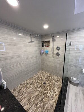 Duschwanne, Haartrockner, Handtücher, Toilettenpapier