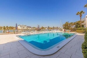 Piscine extérieure, piscine chauffée