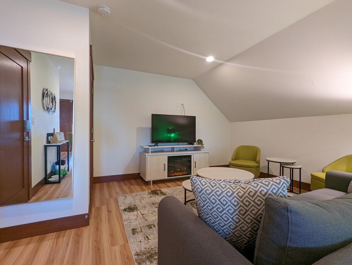 Televisión y chimenea 