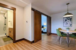 Een douche, een haardroger, handdoeken