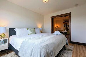 1 dormitorio, escritorio, tabla de planchar con plancha y cuna de viaje