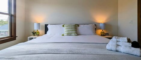 1 dormitorio, escritorio, tabla de planchar con plancha y cuna de viaje