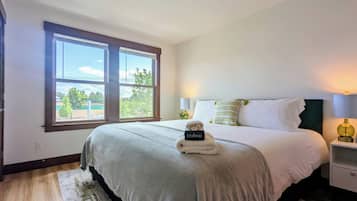 1 slaapkamer, een bureau, een strijkplank/strijkijzer, reisbedje