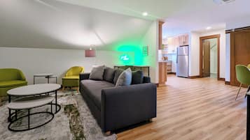 Een televisie en een open haard