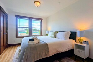 1 slaapkamer, een bureau, een strijkplank/strijkijzer, reisbedje