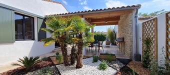 Superb villa with pool in the heart of the village