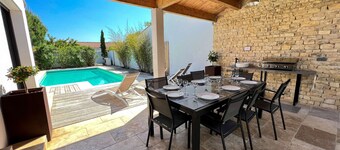 Superb villa with pool in the heart of the village