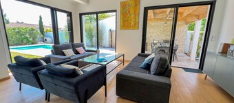 Superb villa with pool in the heart of the village