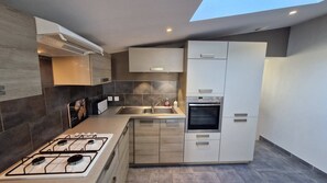 Een koelkast, een microgolfoven, een vaatwasser, een broodrooster