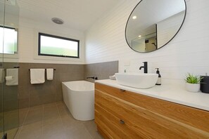 Baignoire, sèche-cheveux, serviettes fournies