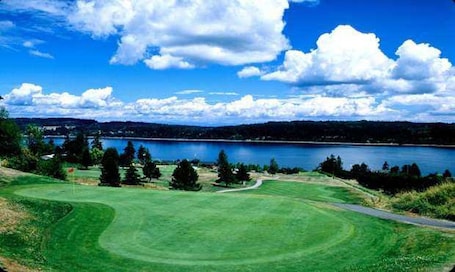Golf. Whidbey House 3 BR 2 BA Porch & Patio: Walk to Golf & Beach Sleeps 6-7