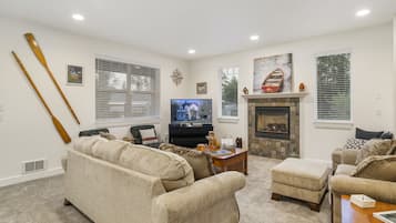 Een smart-tv, een open haard, een dvd-speler en boeken