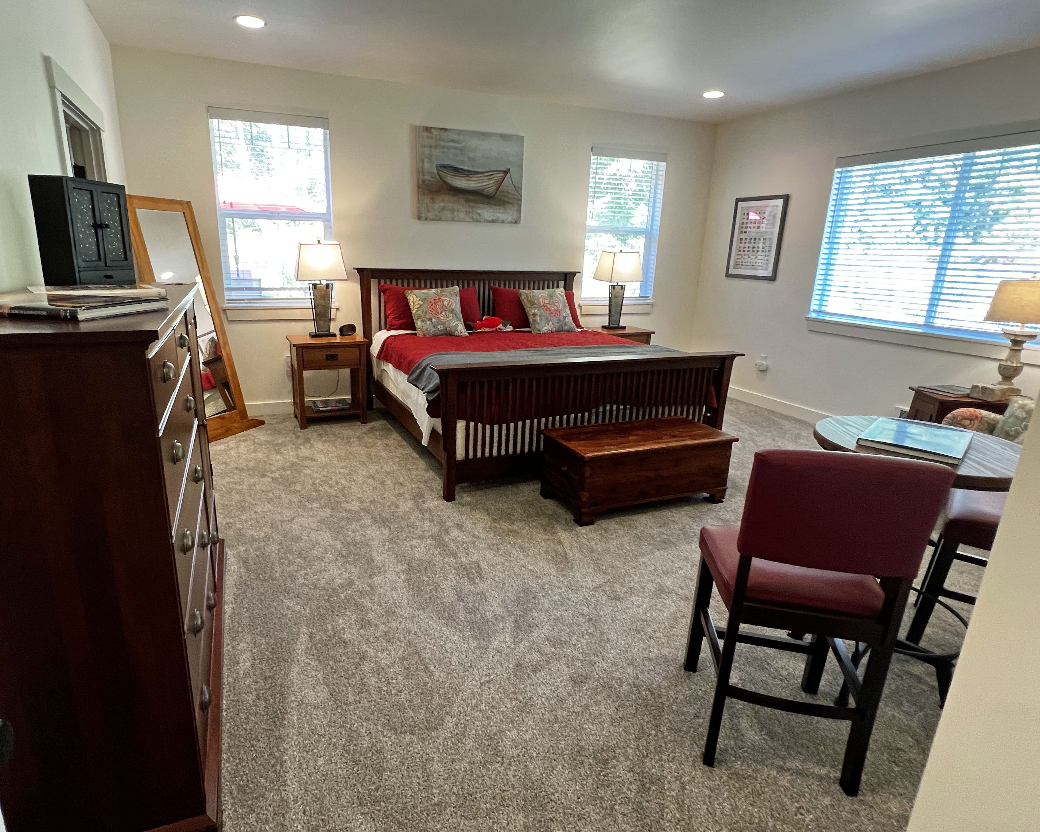 3 soverom, skrivebord, strykejern/-brett og wi-fi (inkludert)