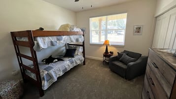 3 habitaciones, escritorio, tabla de planchar con plancha y wifi gratis