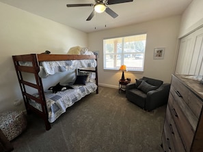 3 bedrooms, desk, iron/ironing board, free WiFi - Whidbey House 3 BR 2 BA Porch & Patio: Watch for Deer and Bunnies. Sleeps 6-7 (Freeland)
