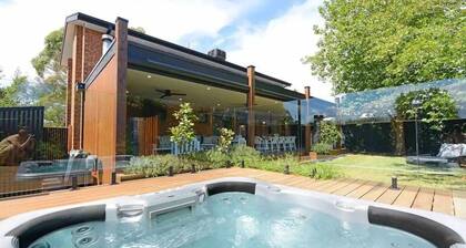 Nirvana Retreat - Large modern 5 bedroom house with outdoor spa
