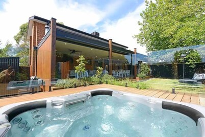 Nirvana Retreat - Large modern 5 bedroom house with outdoor spa