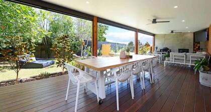 Nirvana Retreat - Large modern 4 bedroom house with large undercover area and outdoor spa