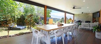 Nirvana Retreat - Large modern 4 bedroom house with large undercover area and outdoor spa