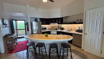 Réfrigérateur, four à micro-ondes, un four, surface de cuisson