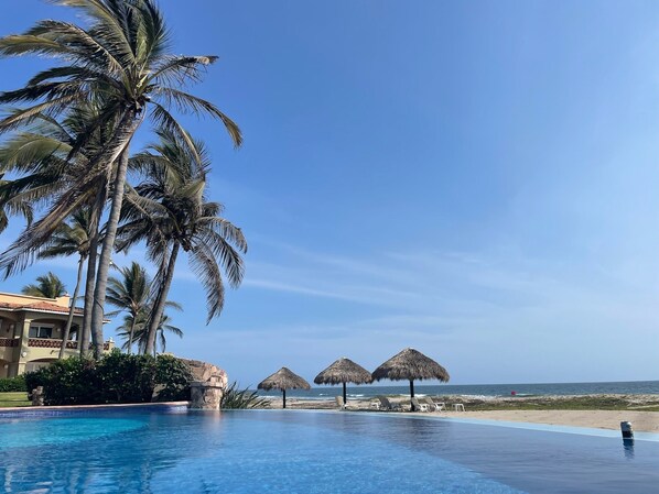 Utomhuspool och uppvärmd pool