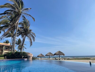 Mazatlán’s Hidden Gem: Beachfront Condo with Golf Access