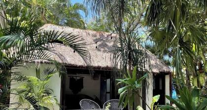 Beautiful cozy cabin one block from the beach!!!