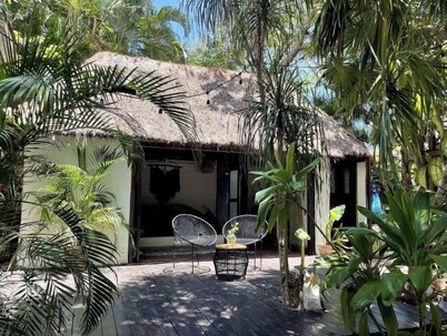 Beautiful cozy cabin one block from the beach!!!