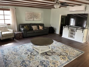 Una Smart TV, una chimenea, videojuegos, libros