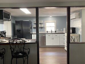 Frigorífico, microondas, horno y placa de cocina